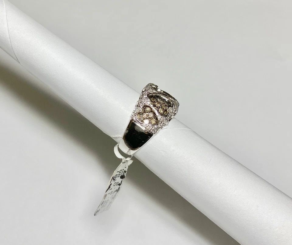 18K WHITE GOLD HEART RING, 1.30CTS OF WHITE & BROWN DIAMONDS ( SIZE: 7 ) 9.7G: WOMEN'S 18K WHITE GOLD HEART RING W/ 0.45CT DIAMONDS & 0.85CT CHOCOLATE DIAMONDS Women's 18k White Gold Heart Ring with 0.45CT Diamonds and 0.85CT Chocolate Diamonds You are bidding on a new with tags