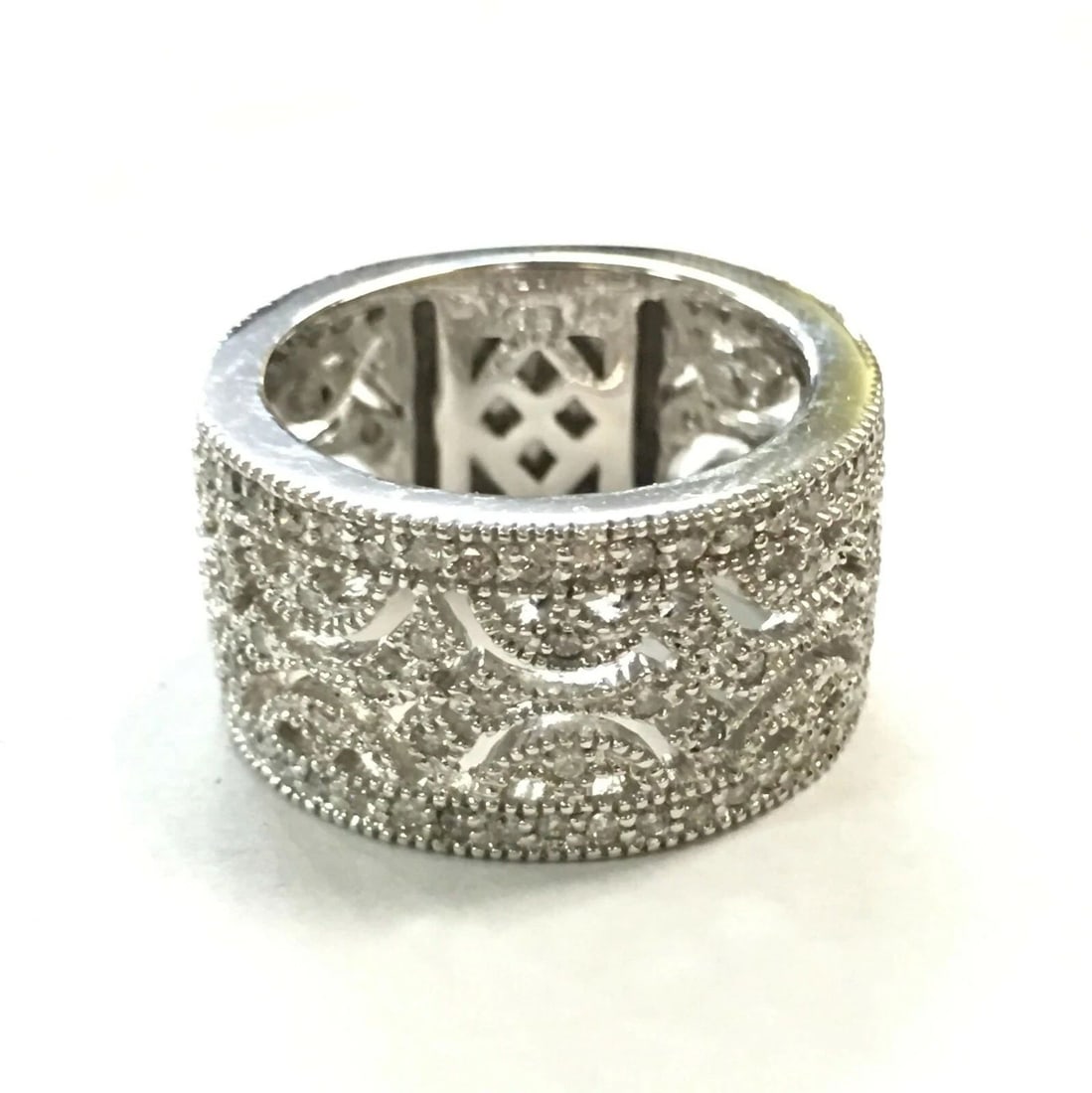 NEW 14K WHITE GOLD AND 0.90CTW DIAMOND RING (SIZE: 6.75) 11.1 GRAMS: 14K WHITE GOLD AND DIAMOND RING (SIZE: 6.75) 14k White Gold and Diamond Ring You are bidding on a 14k White Gold and Diamond Ring. The ring is new has some minor marks on it from being moved around in