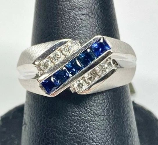 14K WHITE GOLD RING, 0.75CTS OF SAPPHIRES, 0.25CTS OF DIAMONDS ( SIZE: 9 ) 9.7G: MEN'S 14K WHITE GOLD RING WITH PRINCESS CUT NATURAL SAPPHIRE AND DIAMONDS SIZE 9 Men's 14k White Gold Ring with Princess Cut Natural Sapphire and Diamonds (Size 9) You are bidding on a pre-owned Men's
