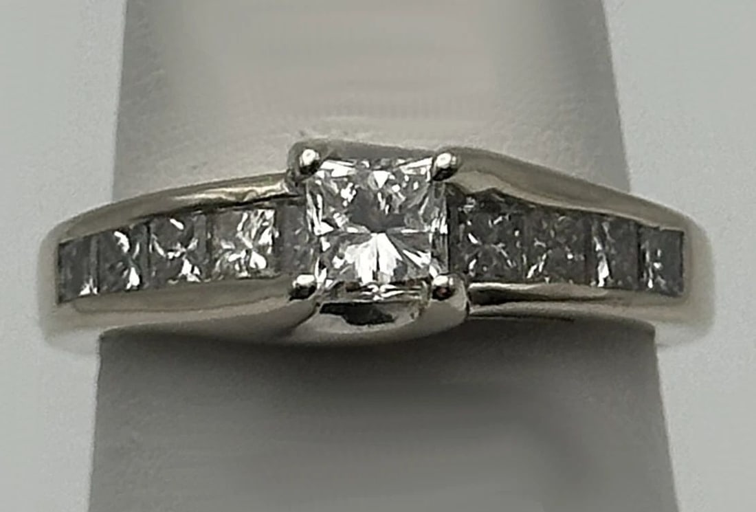 14K WHITE GOLD ENGAGEMENT RING, 1.25CTS OF DIAMONDS ( SIZE: 7 ) 5.7G: 14K WHITE GOLD ENGAGEMENT STYLE RING WITH 1.25CTS OF NATURAL DIAMONDS SIZE: 7 14k White Gold Engagement Style Ring with 1.25cts of Diamonds Condition: Used Material: 14k White Gold Ring Size: 7 Weight