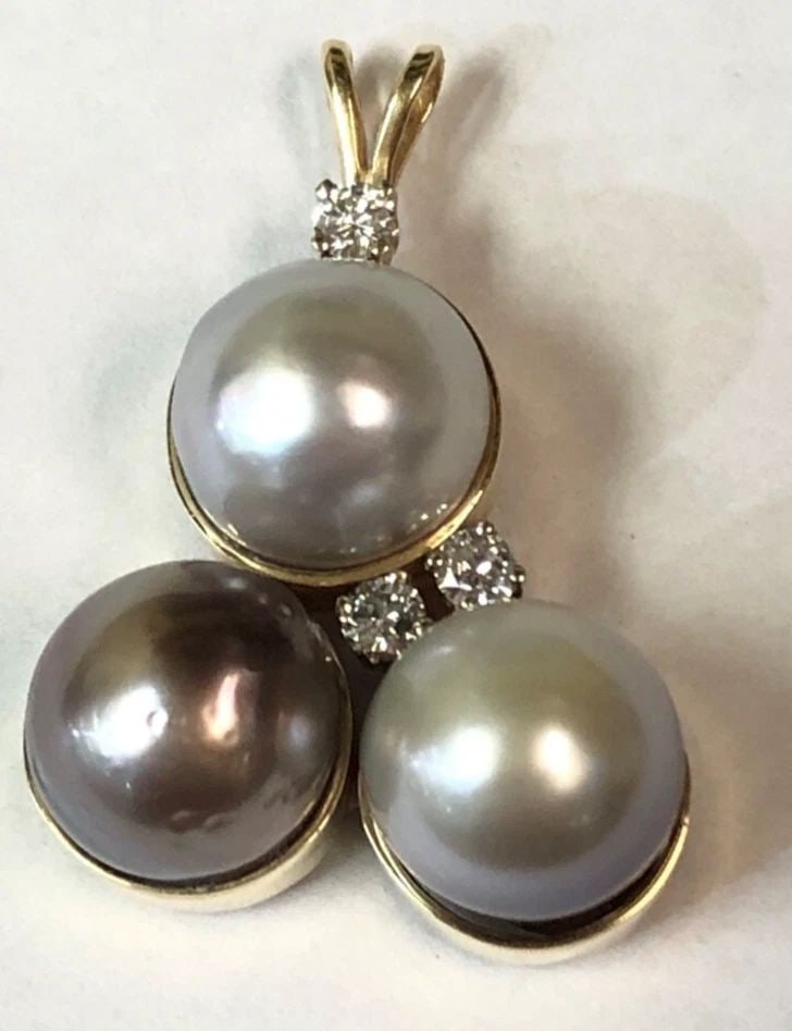 14K YELLOW GOLD HANDMADE PENDANT WITH 10MM PEARLS AND 0.30CTS DIAMONDS 9.3 GRAMS: 14K YELLOW GOLD PEARL HANDMADE STYLE PENDANT WITH DIAMONDS 14k Yellow Gold Pearl handmade style Pendant with Diamonds You are bidding on a 14k Yellow Gold Pearl handmade style Pendant with Diamonds. T