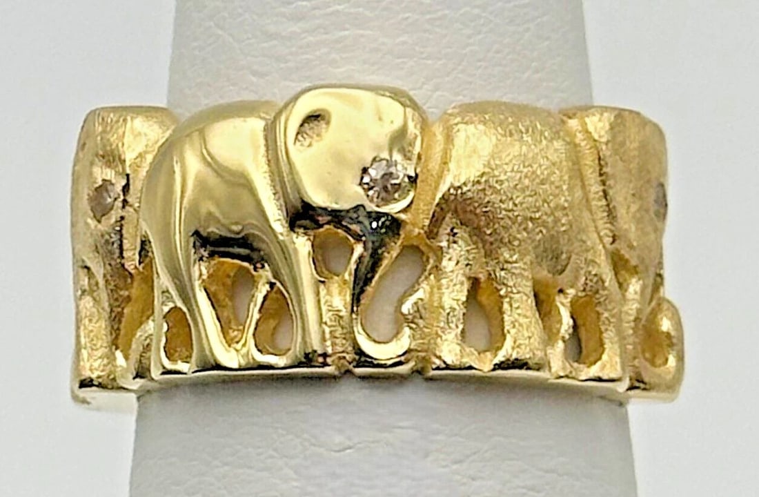 14K YELLOW GOLD THREE ELEPHANT RING SIZE: 6.5 6.6 GRAMS: 14K YELLOW GOLD THREE ELEPHANT RING SIZE: 6.5 6.6 GRAMS 14k Yellow Gold Three Elephant Ring Condition: Used, has been cleaned Material: 14k Yellow Gold Ring Size: 6.5 Weight: 6.6 grams Top Width: 9.9m