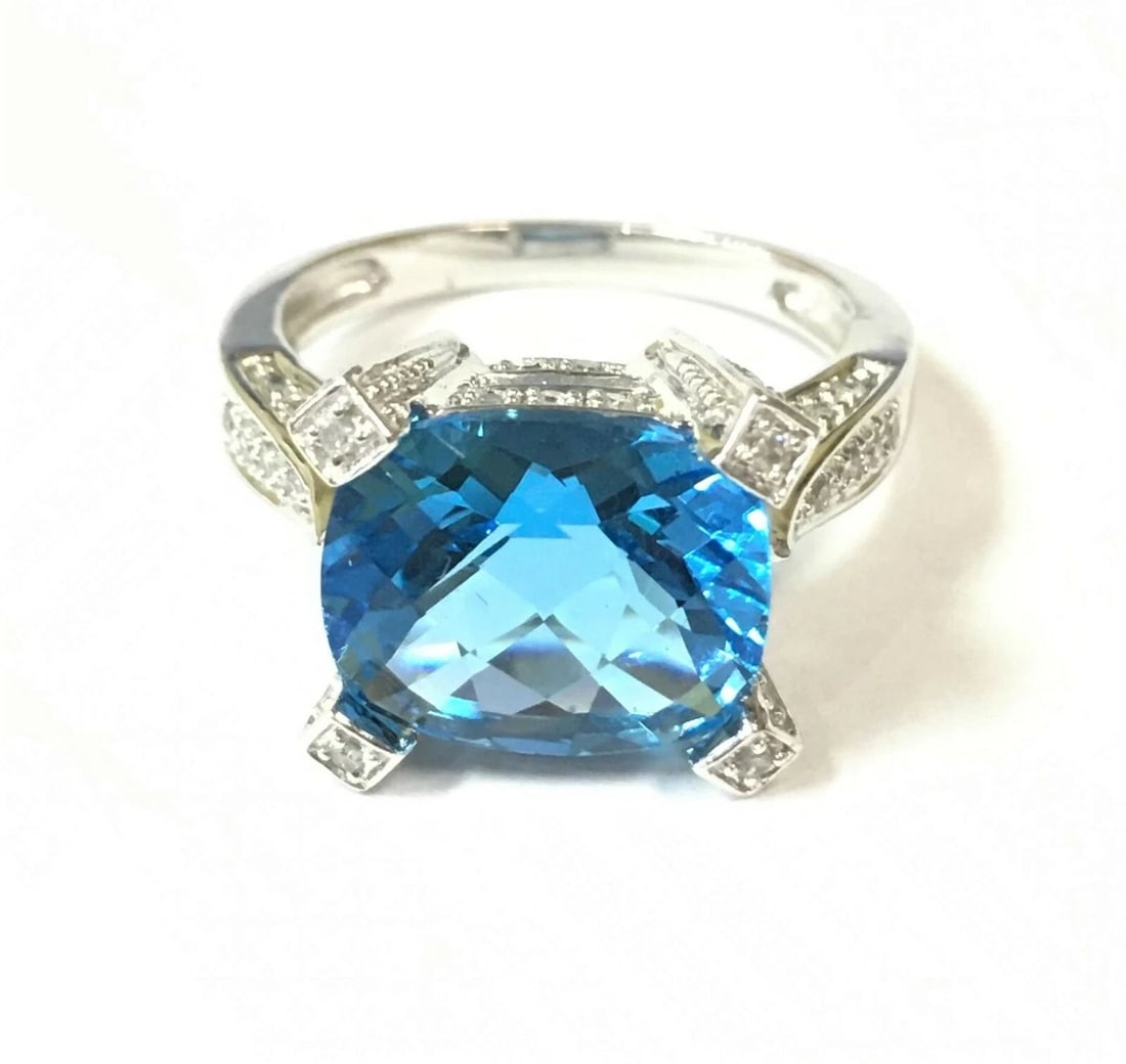 14K WHITE GOLD RING WITH BLUE TOPAZ AND 0.50CTS OF DIAMONDS SIZE: 7.25 5.8G: 14K WHITE GOLD RING WITH BLUE TOPAZ AND DIAMONDS (SIZE: 7.25) 14k White Gold Ring with Blue Topaz and Diamonds You are bidding on a pre-owned 14k White Gold Ring with Blue Topaz and Diamonds. The ring