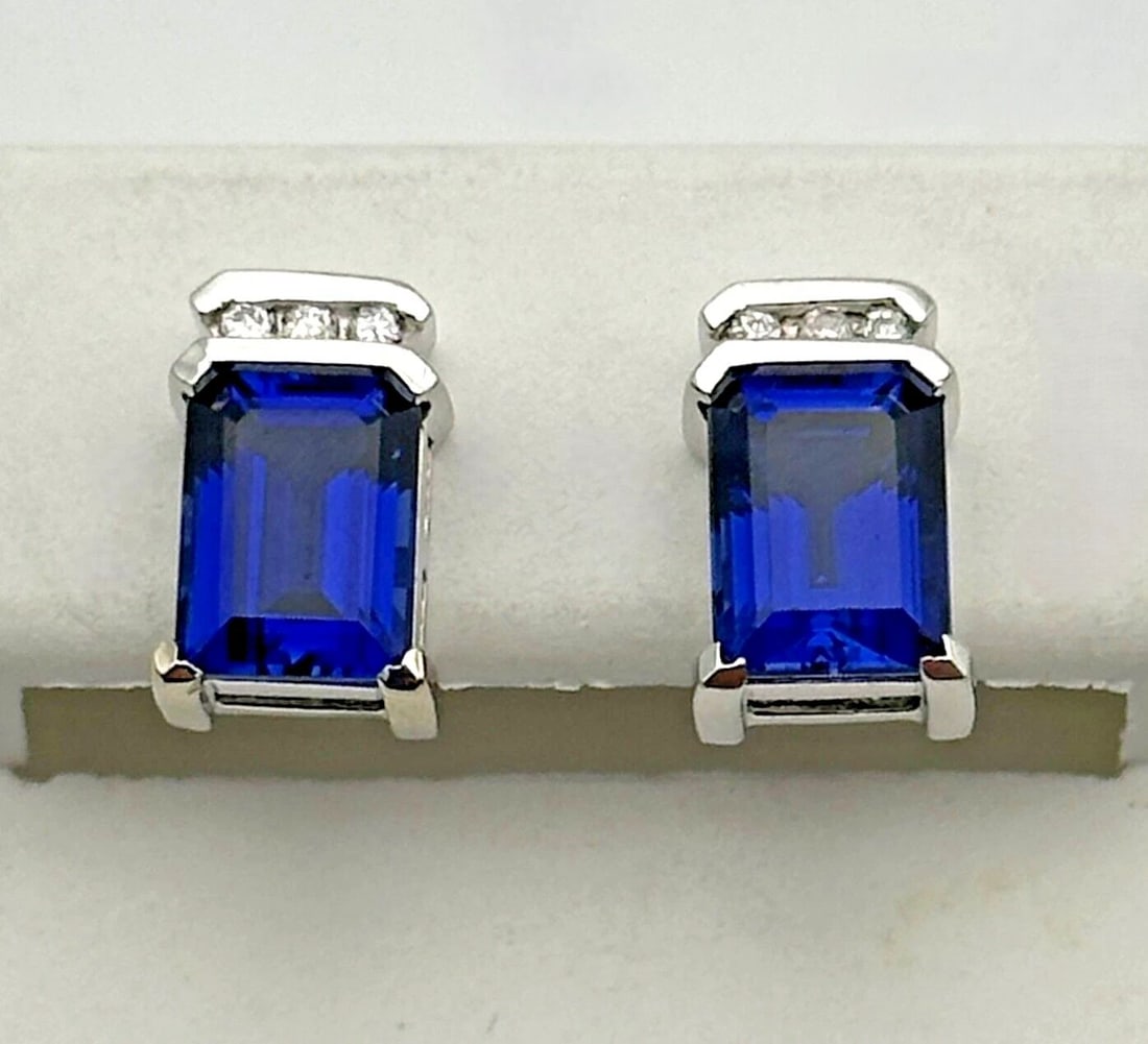 14K WHITE GOLD EARRINGS WITH LAB CREATED SAPPHIRES AND 0.09CTS NATURAL DIAMONDS: 14K WHITE GOLD EARRINGS WITH LAB CREATED SAPPHIRES AND 0.09CTS NATURAL DIAMONDS 14k White Gold Earrings with Lab created Sapphires and 0.09cts of natural Diamonds Condition: Used Material: 14k White G