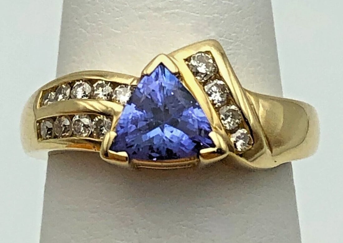14K GOLD RING WITH 7MM TRILLION CUT TANZANITE AND 0.36CTS OF DIAMONDS SIZE: 7: 14K GOLD RING WITH 7MM TRILLION CUT TANZANITE AND 0.36CTS OF DIAMONDS SIZE: 7 14k Gold Ring with trillion cut Tanzanite and 0.36cts of Diamonds Condition: Used, has been cleaned Material: 14k Yellow G
