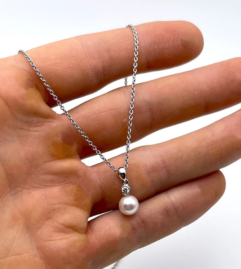 18K WHITE GOLD NECKLACE & PENDANT WITH PEARL, 0.15CT VS1 DIAMOND ( 18" ) 5G: 18K WHITE GOLD ROLO LINK NECKLACE WITH PEARL AND VS DIAMOND PENDANT (18" INCH) 18k White Gold Rolo Link Necklace with Pearl and VS Diamond Pendant You are bidding on a 18k White Gold Rolo Link Necklac