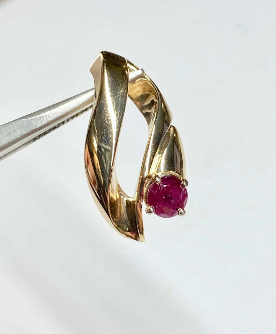 14K YELLOW GOLD PENDANT WITH 5.75MM ROUND FACETED NATURAL RUBY 5.3G: WOMEN'S 14K YELLOW GOLD PENDANT WITH 5.75MM ROUND FACETED NATURAL RUBY Women's 14k Yellow Gold Pendant with 5.75mm Round Faceted Natural Ruby You are bidding on a pre-owned Women's 14k Yellow Gold Pen