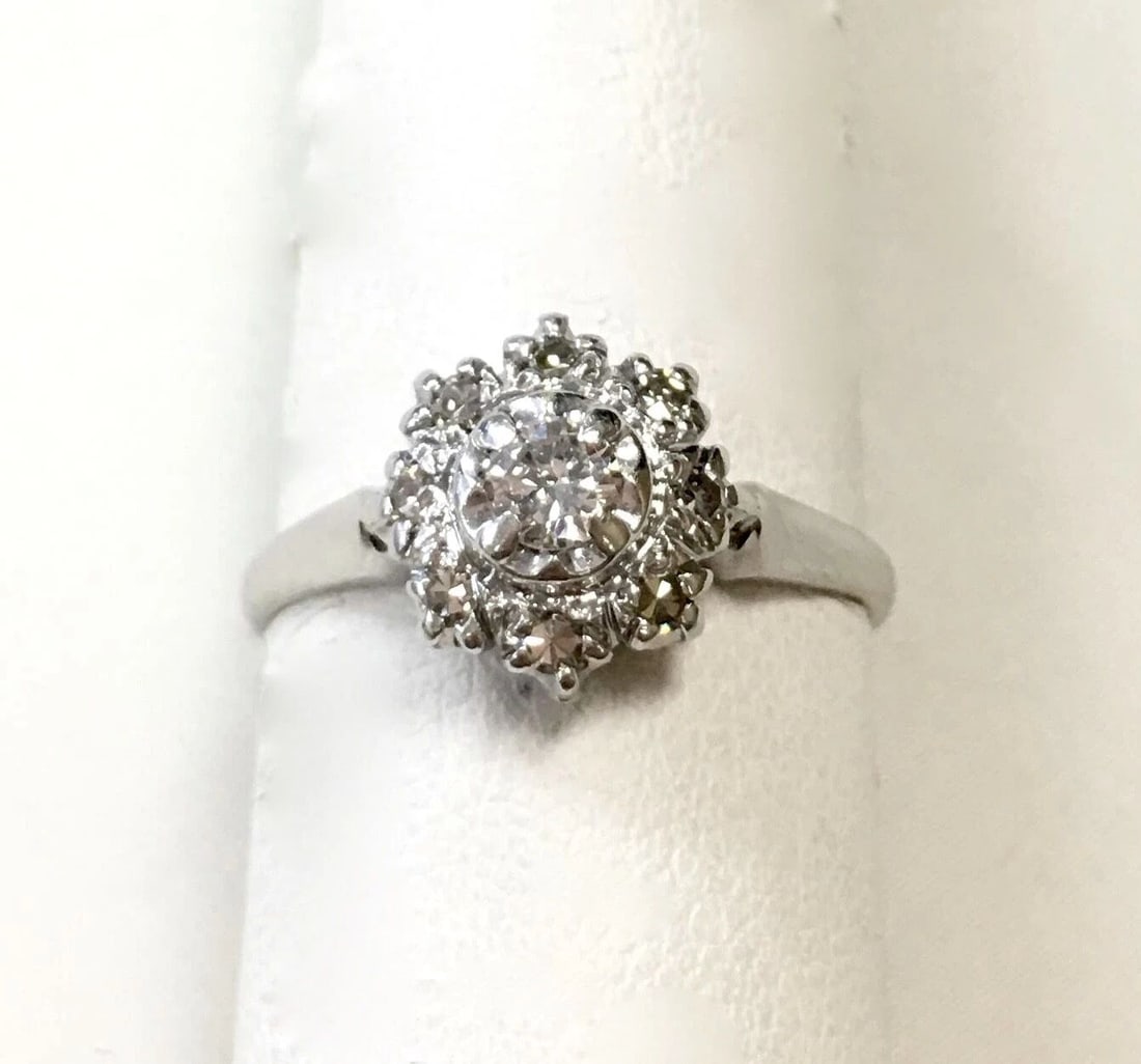 14K WHITE GOLD RING WITH 0.34CTS OF DIAMONDS (SIZE: 8.25) 2.9G (1 of 1)