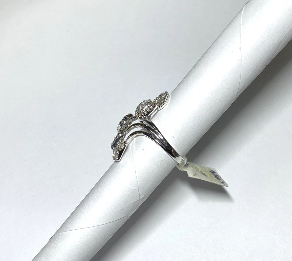 14K WHITE GOLD HEART RING WITH 0.55CTW DIAMONDS (SIZE 7) 6G: WOMEN'S 14K WHITE GOLD HEART RING WITH 0.55CTS DIAMONDS (SIZE 7) Women's 14k White Gold Heart Ring with 0.55CTS Diamonds (Size 7) You are bidding on a new with tags Women's 14k White Gold Heart Ring w