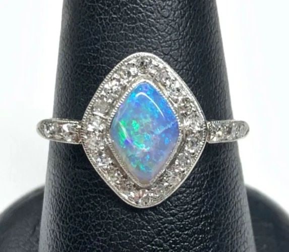 18K WHITE GOLD OPAL RING WITH 0.30CTS OF DIAMONDS ( SIZE: 8 ) 2.2G (1 of 2)