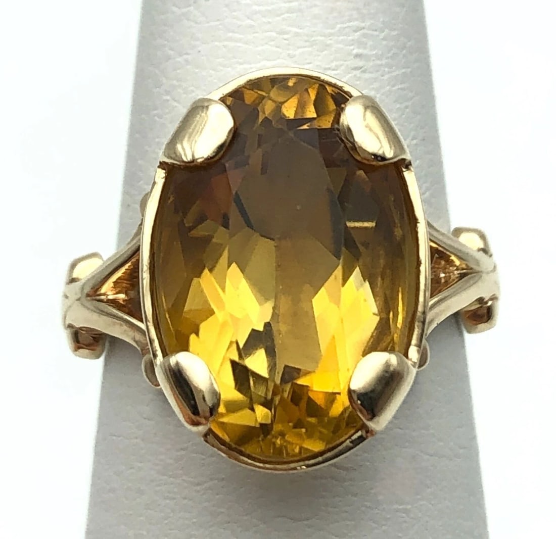 14K GOLD RING WITH A BRILLIANT CUT OVAL CITRINE SIZE: 6.25 6.3 GRAMS: 14K GOLD RING WITH OVAL BRILLIANT CUT CITRINE SIZE: 6.25 6.3 GRAMS 14k Gold Ring with oval brilliant cut Citrine Condition: Used Material: 14k Yellow Gold Ring Size: 6.25 Weight: 6.3 grams Top Width: 