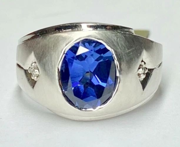 10K WHITE GOLD RING WITH SYNTHETIC SAPPHIRE AND 0.03CT DIAMONDS (SIZE 9.5) 8.1G (1 of 2)