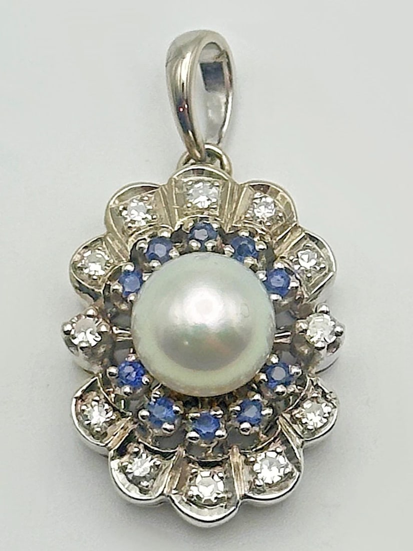 14K WHITE GOLD PENDANT WITH PEARL, NATURAL SAPPHIRE AND 0.33CTW DIAMONDS 5.7G: 14K WHITE GOLD PENDANT WITH PEARL, NATURAL SAPPHIRE AND 0.33CT DIAMONDS 14k White Gold Pendant with Pearl, Natural Sapphire and 0.33ct Diamonds You are bidding on a 14k White Gold Pendant with Pearl, 