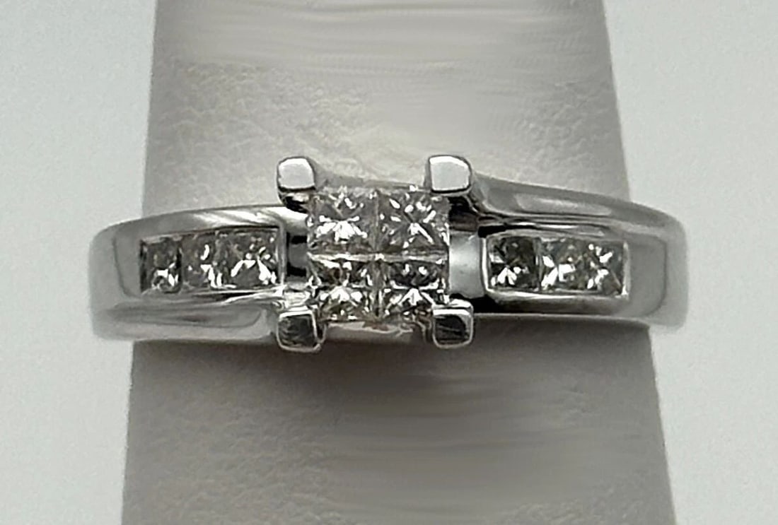 14K WHITE GOLD RING, 0.50CTW VS NATURAL DIAMONDS (SIZE 7) 4.5 GRAMS: 14k White Gold Ring set with 0.50cts of VS Diamonds Condition: Used Material: 14k White Gold Ring Size: 7 Weight: 4.5 grams Top Width: 6mm Bottom Width: 2.4mm Stone Info: Princess cut Diamonds are VS1