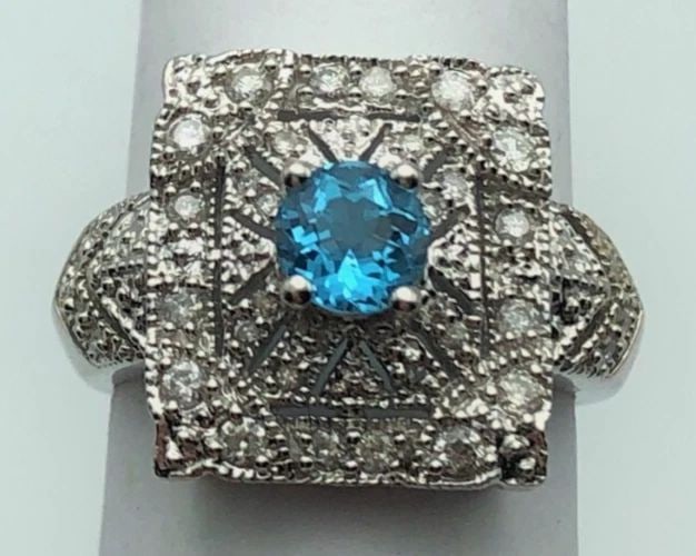 14K WHITE GOLD SQUARE RING WITH BLUE TOPAZ AND DIAMONDS (SIZE 6.5) 5.3 GRAMS: 14K WHITE GOLD SQUARE HEAD RING WITH CENTER BLUE TOPAZ AND 0.35CTS OF DIAMONDS 14k White Gold Square Head Ring with center Blue Topaz and 0.35cts of Diamonds You are bidding on a 14k White Gold Square