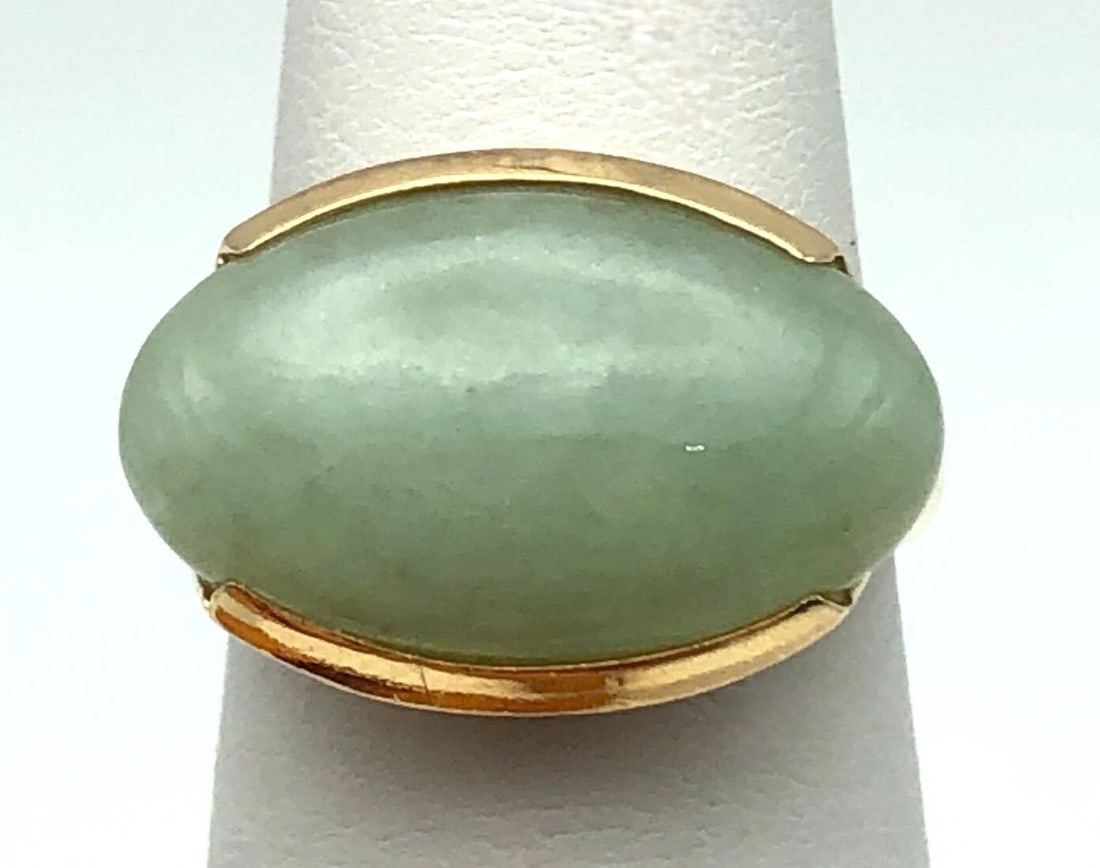 14K YELLOW GOLD RING WITH 19X12MM OVAL CABOCHON JADE ( SIZE: 6 ) 6.2 GRAM: 14K YELLOW GOLD RING SET WITH OVAL JADE 6.2 GRAMS SIZE: 6 14k Yellow Gold Ring set with oval Jade Condition: Used, has been cleaned Material: 14k Yellow Gold Ring Size: 6 Weight: 6.2 grams Top Width: 