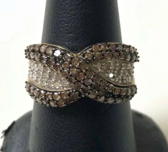 WOMEN'S 10K GOLD RING WITH CHOCOLATE/WHITE DIAMONDS X DESIGN (SIZE 7) 3.6 GRAM: Women's 10k Yellow Gold Ring with Chocolate/Colorless Diamonds in an X Design You are bidding on a new with defects Women's 10k Yellow Gold Ring with Chocolate/Colorless Diamonds in an X Design. The r
