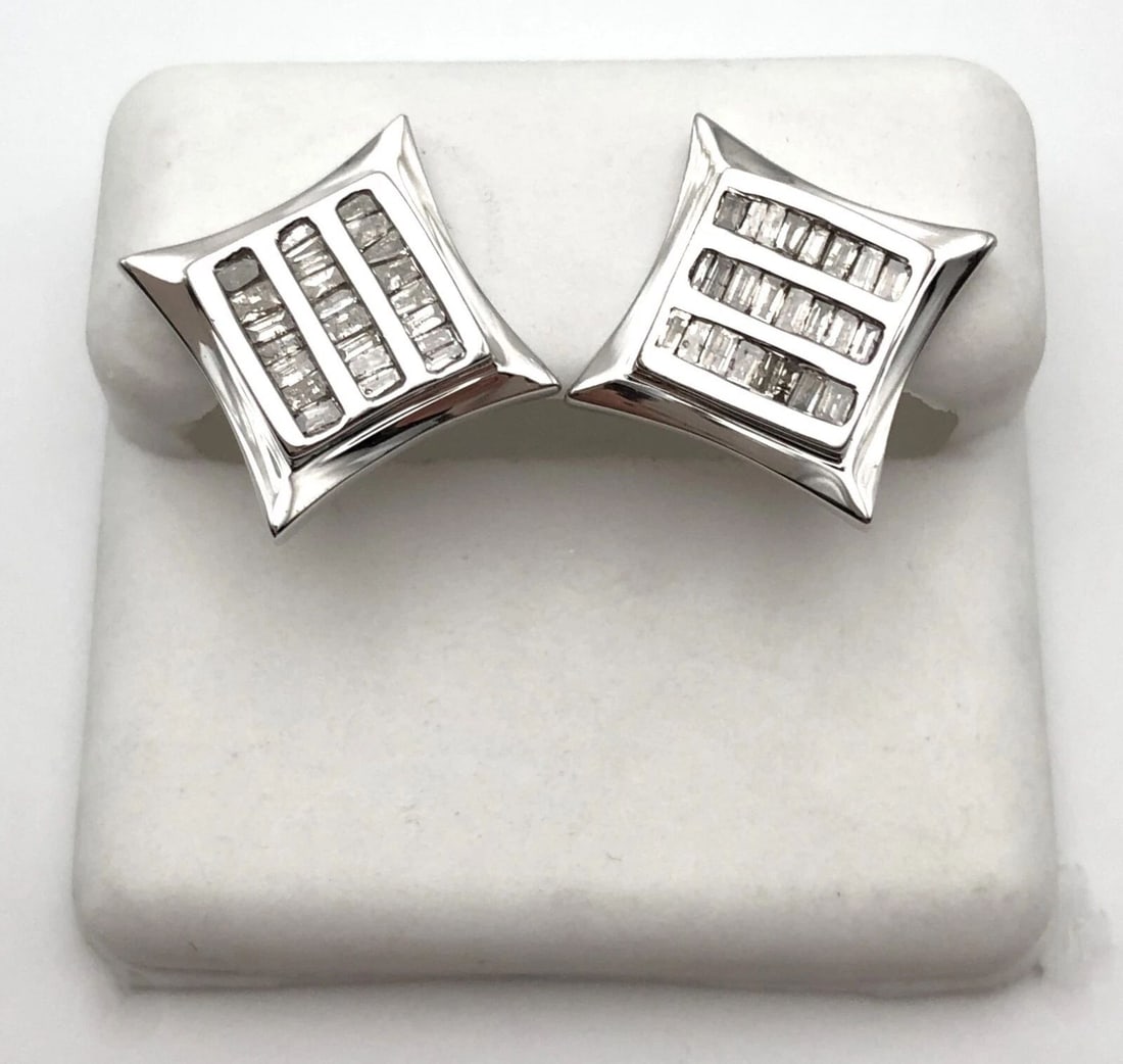 14K WHITE GOLD KITE EARRINGS WITH 0.50CTW BAGUETTE NATURAL DIAMONDS 4.3 GRAMS: 14K WHITE GOLD SQUARE KITE EARRINGS SET WITH 0.50CTS OF BAGUETTE CUT DIAMONDS 14k White Gold square kite Earrings set with 0.50cts of baguette cut Diamonds You are bidding on a 14k White Gold square k
