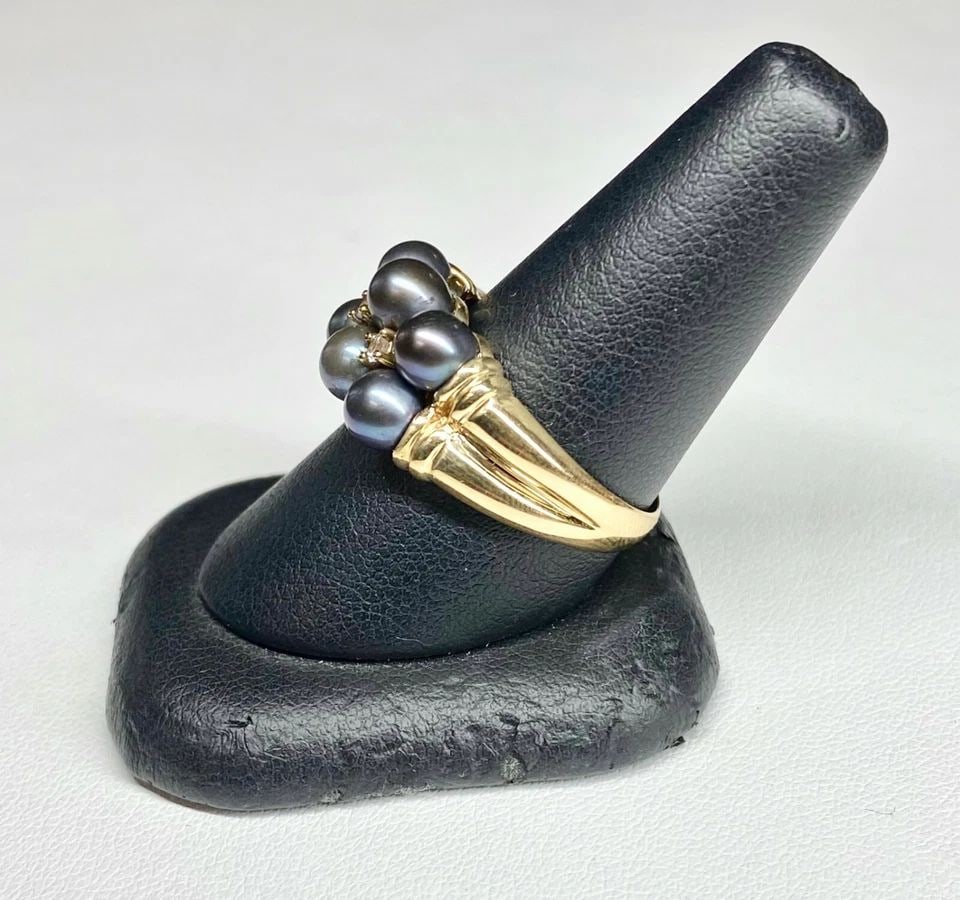 14K GOLD RING WITH SIX BLACK PEARL AND DIAMONDS (SIZE 9.75) 5.6G: WOMEN'S 14K YELLOW GOLD RING WITH BLACK PEARL AND DIAMONDS (SIZE 9.75) Women's 14k Yellow Gold Ring with Black Pearl and Diamonds You are bidding on a pre-owned Women's 14k Yellow Gold Ring with Black