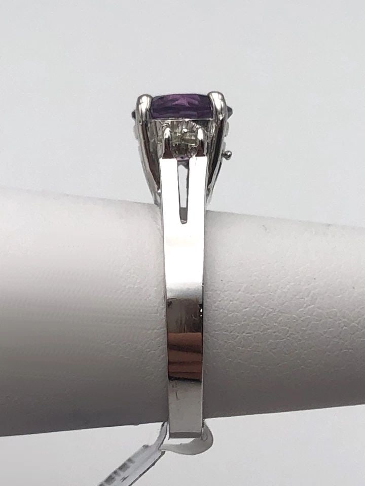 NEW 14K WHITE GOLD RING WITH AMETHYST AND 0.10CTW DIAMONDS (SIZE 6.25) 4.9 GRAMS: 14K WHITE GOLD RING WITH CENTER AMETHYST AND 0.10CTS OF DIAMONDS SIZE: 6.25 14k White Gold Ring with center Amethyst and 0.10cts of Diamonds Condition: New with tags, has been moved around in inventor