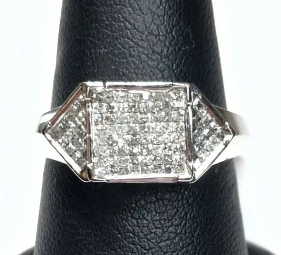 14K WHITE GOLD RING WITH 0.50CTS OF DIAMONDS SIZE: 6.5 3.8G: 14K WHITE GOLD RING WITH DIAMONDS NEW 14k White Gold Ring with Diamonds NEW You are bidding on a new with defects 14k White Gold Ring with Diamonds. The ring has minor scuffs and scratches from being 