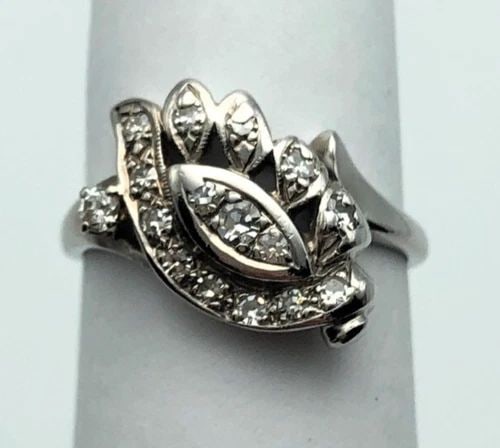 14K WHITE GOLD EYE LEAF STYLE RING WITH 0.35CTW DIAMONDS (SIZE 6.75) 3.5 GRAM: 14K WHITE GOLD EYE LEAF STYLE RING WITH DIAMONDS (SIZE: 6.75) 14k White Gold Eye Leaf style Ring with Diamonds You are bidding on a 14k White Gold Eye Leaf style Ring with Diamonds. The ring has been 