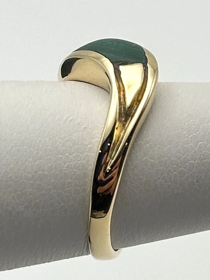 HALEM 14K GOLD S SHAPED RING WITH MALACHITE INLAY (SIZE 4.75) 3.4 GRAMS: HALEM 14K GOLD S SHAPED RING WITH MALACHITE INLAY SIZE: 4.75 3.4 GRAMS HALEM 14k Gold S Shaped Ring with Malachite Inlay Condition: Used, has been cleaned and polished Material: 14k Yellow Gold Ring S