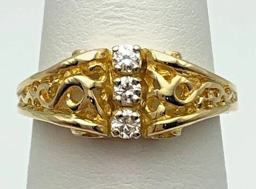 10K GOLD ARTISTIC / FILIGREE STYLE RING, 0.12CTW DIAMONDS (SIZE 6.25) 3.9 GRAMS: 10K GOLD ARTISTIC / FILIGREE STYLE RING SET WITH 0.12CTS OF DIAMONDS SIZE: 6.25 10k Gold Artistic / Filigree style Ring set with 0.12cts of Diamonds Condition: Used Material: 10k Yellow Gold Ring Size