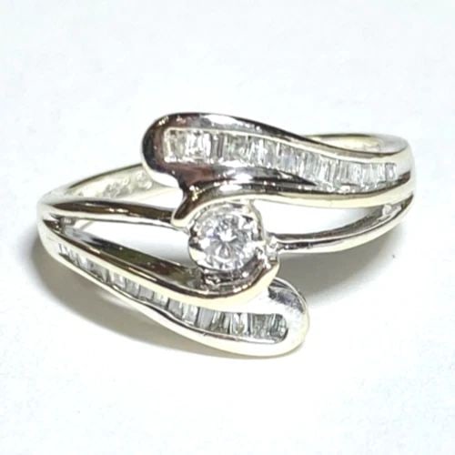 10K WHITE GOLD INTERWEAVED STYLE RING WITH 0.38CTW DIAMONDS (SIZE 7) 3.3 GRAM: WOMEN'S 10K WHITE GOLD RING WITH 0.38CT ROUND AND BAGUETTE CUT DIAMONDS (SIZE 7) Women's 10K White Gold Ring with 0.38CT Round and Baguette cut Diamonds (Size 7) You are bidding on a new with tags Wom