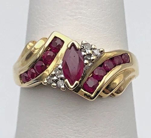 10K GOLD RING, 0.70CTW NATURAL RUBIES AND 0.06CTW DIAMONDS (SIZE 7) 2.7 GRAM: 10K GOLD RING WITH 0.70CTS NATURAL RUBIES AND 0.06CTS OF DIAMONDS SIZE: 7 10k Gold Ring with Rubies and 0.06cts of Diamonds Condition: Used Material: 10k Yellow Gold Ring Size: 7 Weight: 2.7 grams Top
