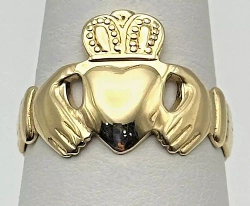 9K (375) YELLOW GOLD CLADDAGH RING, MADE IN IRELAND (SIZE 9.25) 3.9 GRAM: 9K (375) YELLOW GOLD CLADDAGH RING, MADE IN IRELAND SIZE: 9.25 3.9G 9k (375) Yellow Gold Claddagh Ring, Made in Ireland Condition: Used, has been cleaned Material: 375 9k Yellow Gold Ring Size: 9.25 W