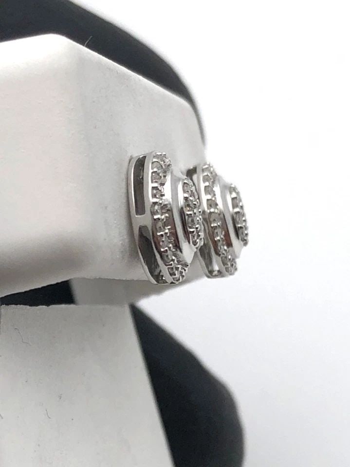 OVAL SHAPED 10K WHITE GOLD EARRINGS WITH 0.20CTW OF DIAMONDS 1.2G: OVAL SHAPED 10K WHITE GOLD EARRINGS WITH 0.20CTW OF DIAMONDS Oval Shaped 10k White Gold Earrings with 0.20ctw of Diamonds Condition: New with out Tags Material: 10k White Gold Weight: 1.2 grams Earrin