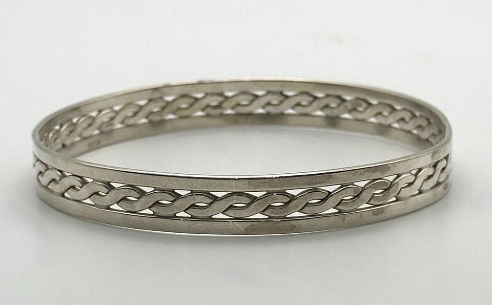 925 STERLING SILVER BANGLE WITH MIDDLE TWIST DESIGN 21.7 GRAMS (1 of 1)