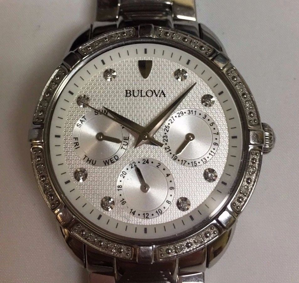 WOMEN'S BULOVA 96R195 SILVER BAND DIAMOND BEZEL DIAMOND DIAL: WOMEN'S BULOVA 96R195 SILVER BAND DIAMOND BEZEL DIAMOND DIAL Women's Bulova 96r195 Stone Bezel You are bidding on a pre-owned Women's Bulova 96r195 watch. The watch is in excellent working condition. 