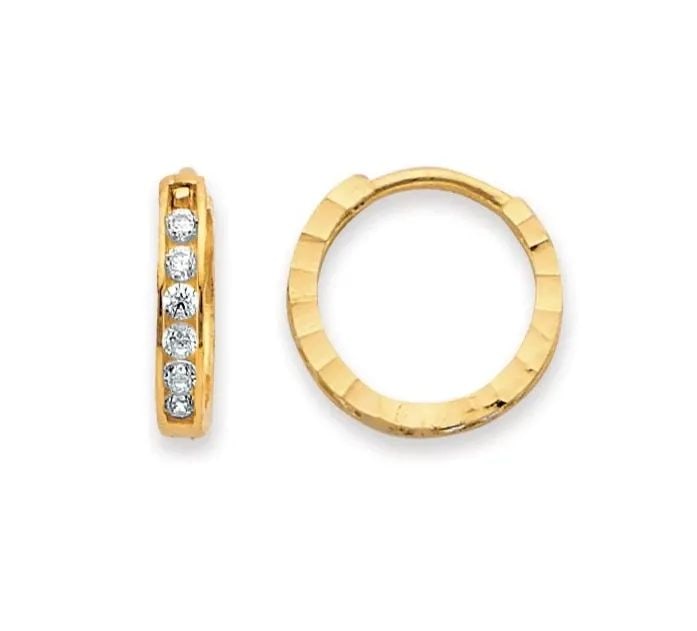 NEW 14K YELLOW GOLD SIDE DC HUGGIES EARRINGS: NEW 14K YELLOW GOLD SIDE DC HUGGIES EARRINGS SIDE DC HUGGIES EARRINGS NEW 14K YELLOW GOLD HEIGHT - 10 mm WIDTH - 10 mm Apx WEIGHT - 1.1 g