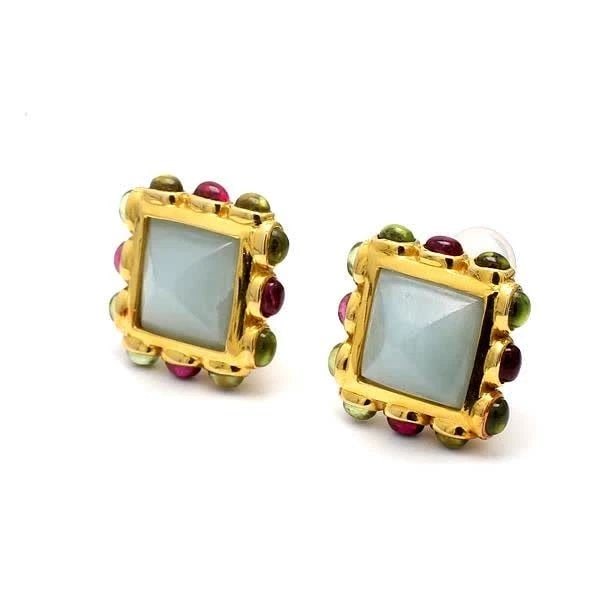 VINTAGE 18K YELLOW GOLD CLIP-ON EARRINGS WITH 1.39 * 1.39 MM JADE: VINTAGE 18K YELLOW GOLD CLIP-ON EARRINGS WITH 1.39 * 1.39 MM JADE Video: Video Link Detailed Description: Step up your style game with these vintage 18K yellow gold clip-on earrings. Featuring vibrant