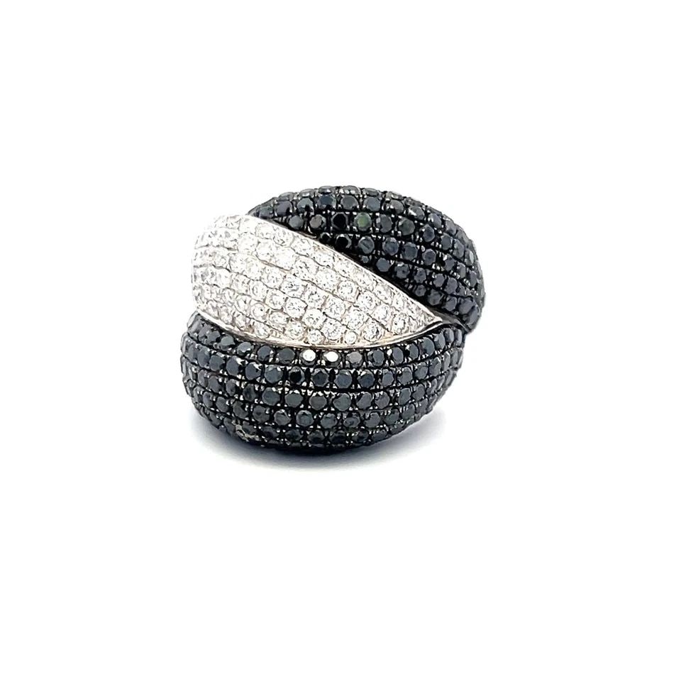 2.96 CARAT ROUND WHITE AND 8.24 CARAT BLACK DIAMOND 18K WG COCKTAIL RING: 2.96 CARAT ROUND WHITE AND 8.24 CARAT BLACK DIAMOND 18K WG COCKTAIL RING PRODUCT DESCRIPTION Title: 11.20 Carat Round Brilliant G VS1 Diamond 18 Karat White Gold Cocktail Ring Style: Cocktail Metal: 1