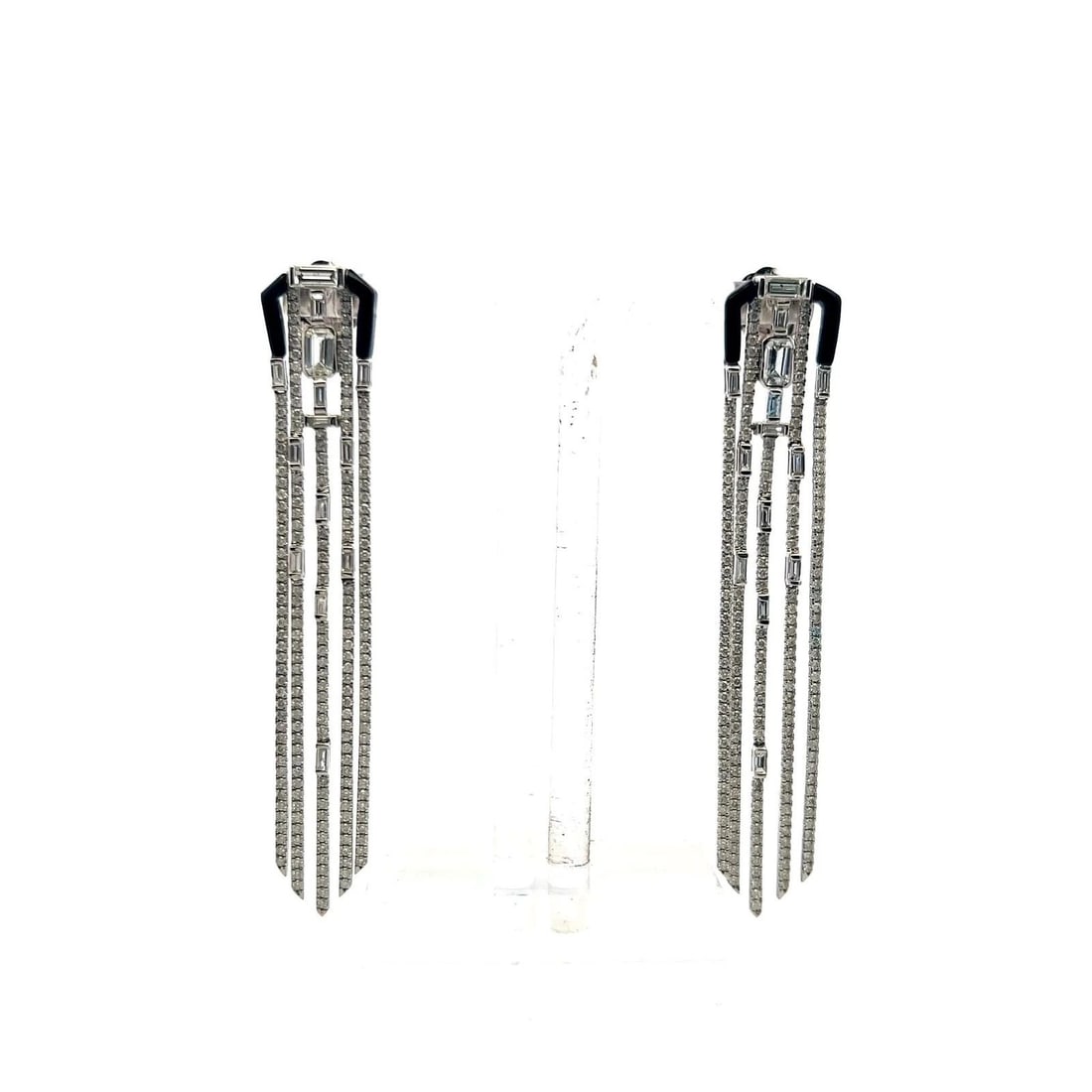 4.50 CARAT ROUND AND BAGUETTE DIAMOND 18 KARAT WHITE GOLD DANGLING EARRINGS: 4.50 CARAT ROUND AND BAGUETTE DIAMOND 18 KARAT WHITE GOLD DANGLING EARRINGS PRODUCT DESCRIPTION Title: 4.50 Carat Round Brilliant G VS and Baguette Shape G VS Diamond 18 Karat White Gold Dangling Earr