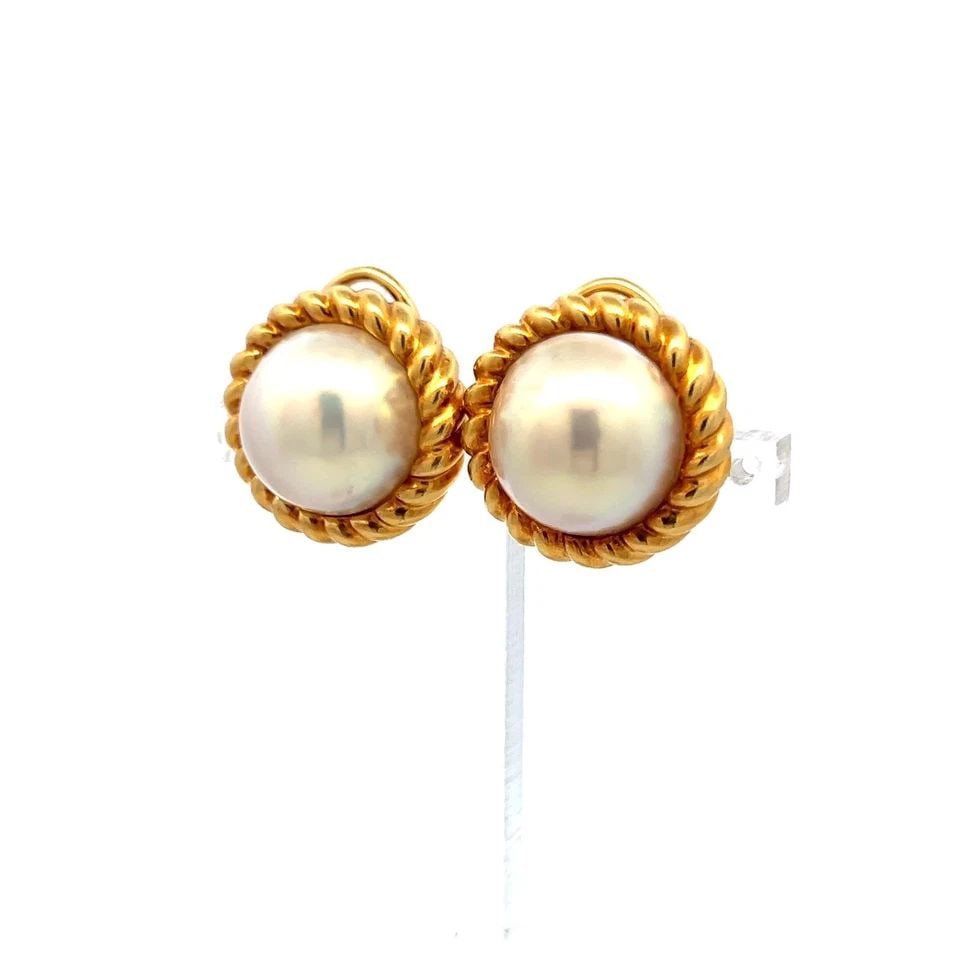 TIFFANY & CO VINTAGE 18 KARAT YELLOW GOLD CLIP ON EARRINGS WITH 12.7 MM PEARL: TIFFANY & CO VINTAGE 18 KARAT YELLOW GOLD CLIP ON EARRINGS WITH 12.7 MM PEARL Designer: Tiffany & Co Detailed Description: 18 Karat Yellow Gold, Vintage Style Elevate your elegance with these timeless
