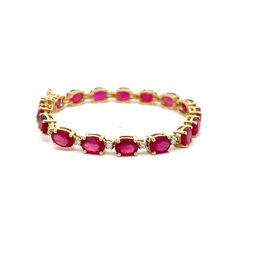17.50CT OVAL RUBY & 0.45CT DIAMOND TENNIS BRACELET IN 14K YELLOW GOLD: 17.50CT OVAL RUBY & 0.45CT DIAMOND TENNIS BRACELET IN 14K YELLOW GOLD $4,120.00 PRODUCT DESCRIPTION Title: This vibrant tennis bracelet features an impressive 17.50 carats of richly colored oval-cut r