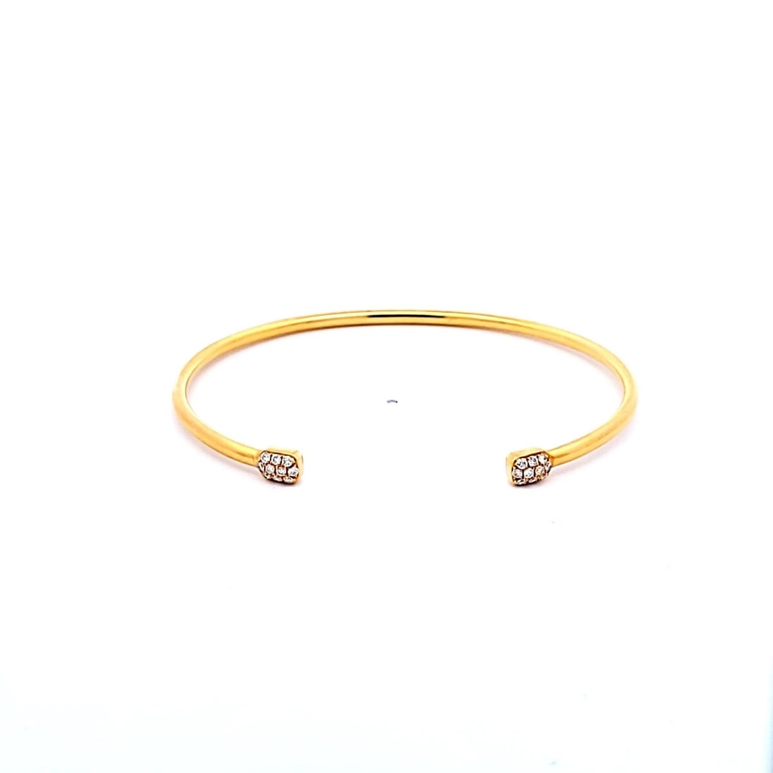 0.26CT DIAMOND OPEN BANGLE BRACELET IN 18K YELLOW GOLD (F/VS1 VINTAGE): 0.26CT DIAMOND OPEN BANGLE BRACELET IN 18K YELLOW GOLD (F/VS1 VINTAGE) Title: This elegant vintage open bangle bracelet is crafted in rich 18K yellow gold and accented with 0.26 carats of sparkling ro