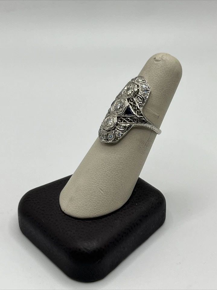 ANTIQUE 18K WHITE GOLD, DIAMOND & EMERALD RING SIZE 7: ANTIQUE 18K WHITE GOLD, DIAMOND & EMERALD RING SIZE 7 ANTIQUE 18K WHITE GOLD, DIAMOND & EMERALD RING SIZE 7 For sale is an exquisite antique ring made of 18k white gold, adorned with sparkling diamond