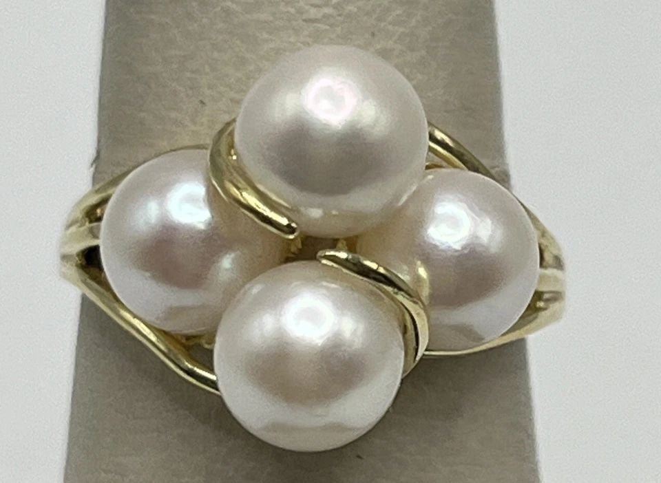 14KT YELLOW GOLD & PEARL RING - SIZE 7.75: 14KT YELLOW GOLD & PEARL RING - SIZE 7.75 14KT YELLOW GOLD & PEARL RING - SIZE 7.75 This stunning ring is made of 14k yellow gold and features 4 beautiful pearls. The ring is a size 7.75 and falls und