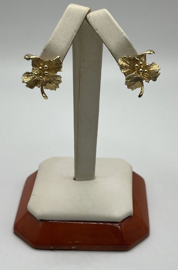 14KT YELLOW GOLD FLOWER EARRINGS 4.9 GRAMS: 14KT YELLOW GOLD FLOWER EARRINGS 4.9 GRAMS 14KT YELLOW GOLD FLOWER EARRINGS 4.9 GRAMS Add a touch of elegance to your look with these beautiful 14KT yellow gold flower earrings. These earrings are cra