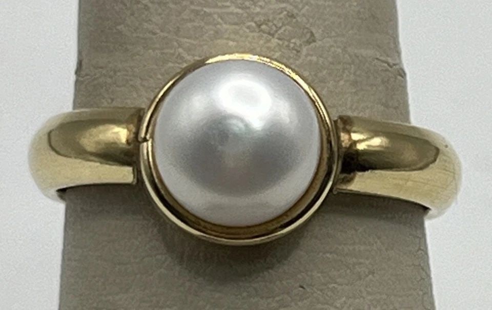 14KT YELLOW GOLD & PEARL RING SIZE 7: 14KT YELLOW GOLD & PEARL RING SIZE 7 14KT YELLOW GOLD & PEARL RING SIZE 7 Add a touch of elegance to your jewelry collection with this stunning 14KT yellow gold and pearl ring. The ring is a size 7 an