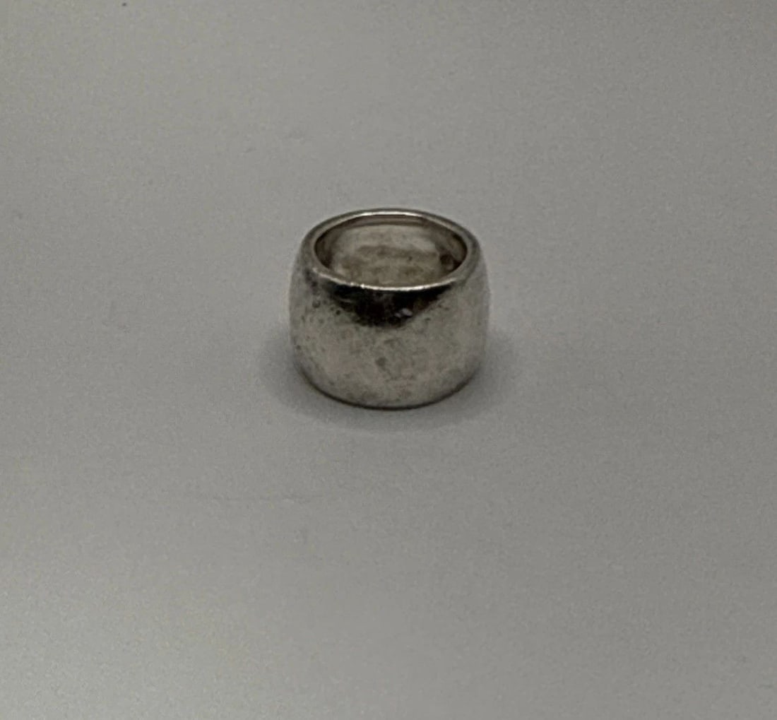 STERLING SILVER THICK BAND RING: STERLING SILVER THICK BAND RING The Sterling Silver Thick Band Ring is a stylish and timeless piece of fine jewelry. Crafted from 925 sterling silver, this ring features a bold band design that is per
