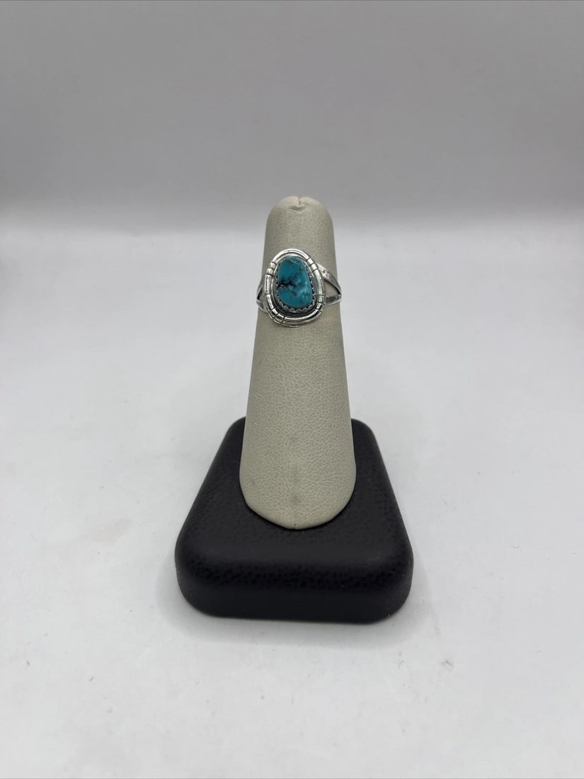 STERLING SILVER AND TURQUOISE RING SIZE 6 (1 of 2)