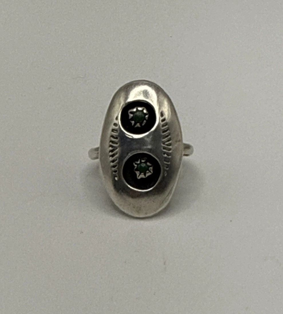 STERLING SIVER OVAL SHAPED RING WITH TURQUOISE STONES SIZE 6: STERLING SIVER OVAL SHAPED RING WITH TURQUOISE STONES SIZE 6 This Sterling Silver Oval Shaped Ring with Turquoise Stones in size 6 is a beautiful piece of jewelry that showcases the unique beauty of t