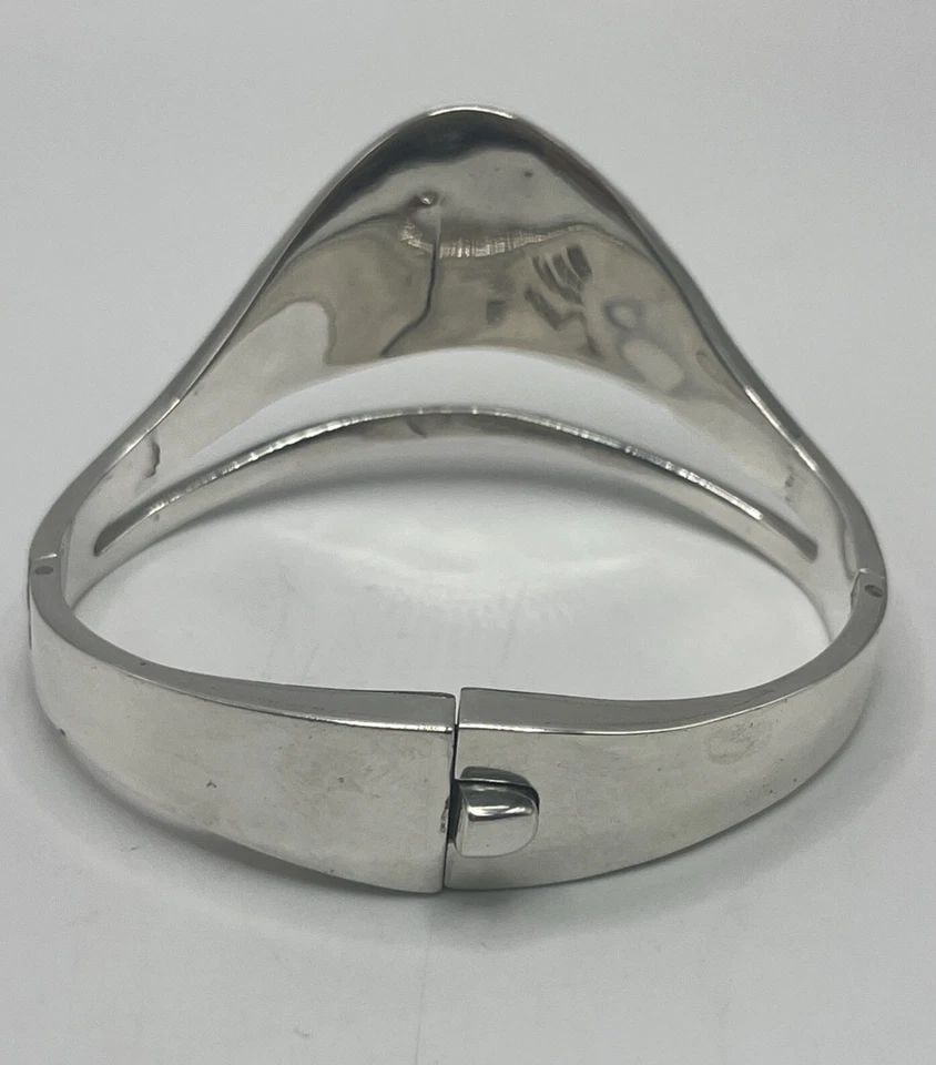 STERLING SILVER & ONYX INLAY CUFF BRACELET: STERLING SILVER & ONYX INLAY CUFF BRACELET STERLING SILVER & ONYX INLAY CUFF BRACELET This is a Mexican-inspired cuff bracelet made of 925 sterling silver with black onyx inlay. The bracelet has a pus