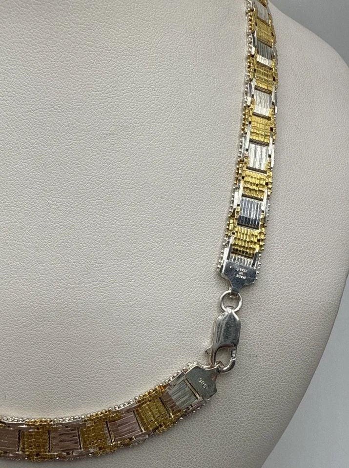STERLING SILVER TWO TONE 17" WOVEN DESIGN NECKLACE 47.3 G: STERLING SILVER TWO TONE 17" WOVEN DESIGN NECKLACE 47.3 G This Sterling Silver Two Tone 17" Woven Design Necklace weighs 47.3 grams and features a unique woven design on a chain style. The necklace is